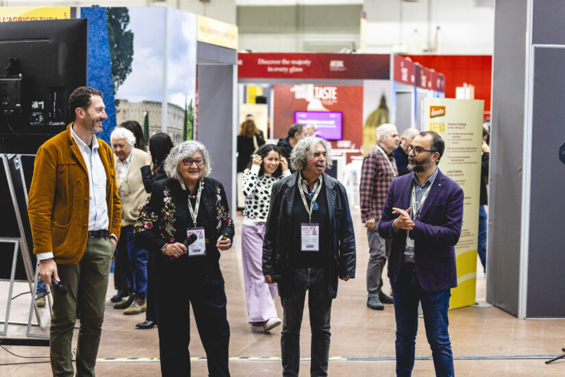 Gli agronomi Lidya e Claude Bourguignon con Giancarlo Gariglio alla Slow Wine Fari