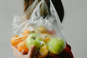 Imballaggi, accordo tra Consiglio e Parlamento Ue. Niente chimica nel cibo, vino escluso dal riuso