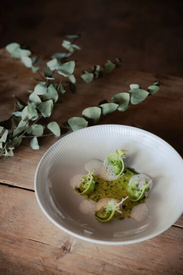 Con la primavera inizia la ricerca di erbe spontanee (ph: Lana by Stefan Mahlknecht)