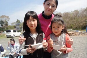 La chef Adriana Vallone, alla guida di una scuola di cucina in Giappone, per i terremotati di Noto