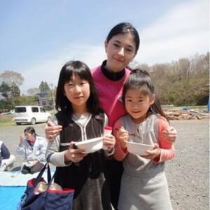 La chef Adriana Vallone, alla guida di una scuola di cucina in Giappone, per i terremotati di Noto