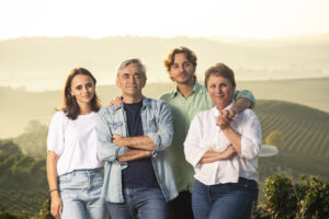 Cascina Penna-Currado: Elena e Luca Currado Vietti, con i figli Giulia e Michele, tornano in Langa