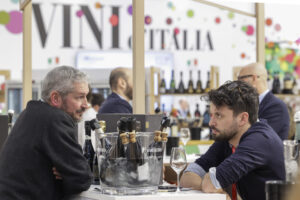 Vino e mercato: c’è voglia di ripartire, ma domina la prudenza. Il sentiment da ProWein 2024