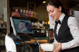 Benvenuti nel futuro già presente: se i camerieri non si trovano al ristorante ci pensa il robot