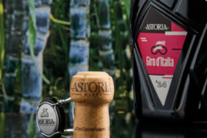 Al Giro d’Italia il brindisi è sostenibile, con il Prosecco Astoria e il tappo Nomacorc Pops