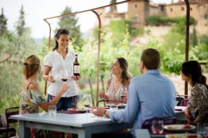 Nel 2022-2024 il 77% delle cantine ha investito in enoturismo, che oggi vale la metà del profitto Nel 2022-2024 il 77% delle cantine ha investito in enoturismo, che oggi vale la metà del profitto