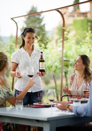 Nel 2022-2024 il 77% delle cantine ha investito in enoturismo, che oggi vale la metà del profitto