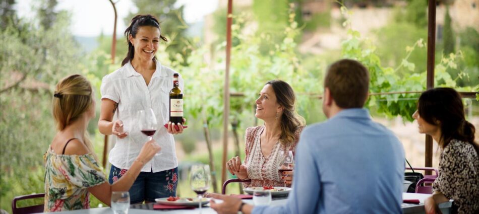 Nel 2022-2024 il 77% delle cantine ha investito in enoturismo, che oggi vale la metà del profitto