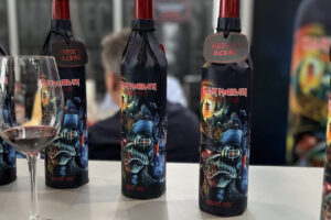 Quando il vino rosso diventa “heavy metal”, ecco la bottiglia ispirata agli Iron Maiden