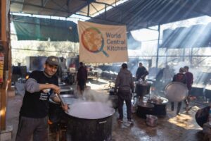 Uccisi a Gaza 7 operatori umanitari della Ong fondata dallo chef spagnolo José Andrés