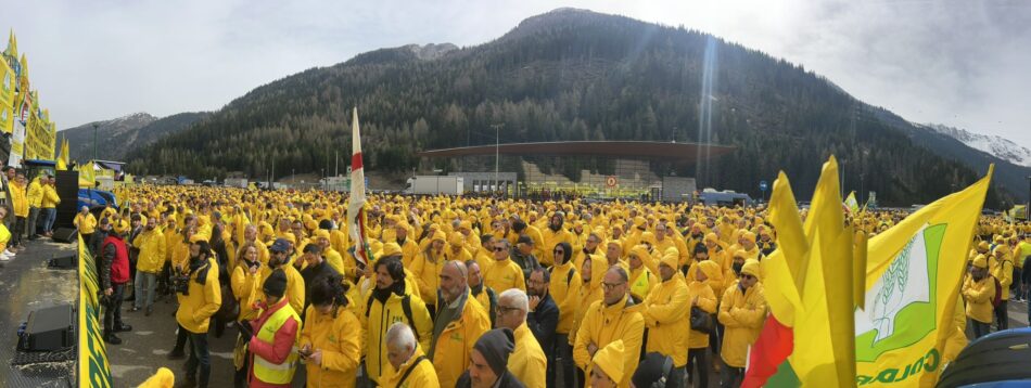 La manifestazione Coldiretti: gli agricoltori al Brennero
