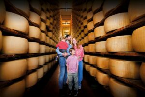 &ldquo;Caseifici Aperti&rdquo;, alla scoperta del Parmigiano Reggiano in oltre 50 &ldquo;cattedrali di formaggio&rdquo;