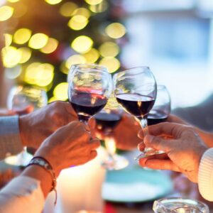 I giovani legano il vino alla socialità (67,7%), gli over 65 lo bevono ai pasti (79,1%)