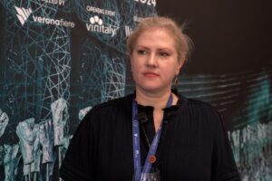 “Il vino italiano racconta valori che vanno ben oltre il vino”: a tu per tu con Alison Napjus