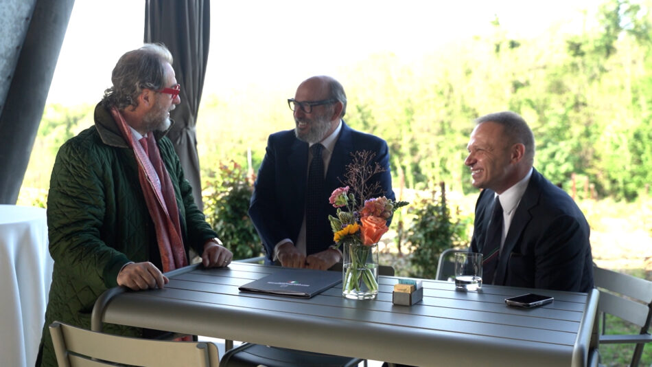 Il direttore di WineNews, Alessandro Regoli, il patron di Ca’ del Bosco, Maurizio Zanella, ed il Ministro Francesco Lollobrigida