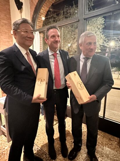 Il Ministro Antono Tajani con il Ministro cinese Wang Wentao e il presidente Consorzio Vini Valpolicella Christian Marchesin