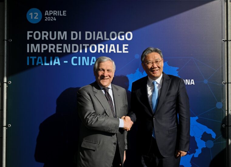 Il Ministro degli Esteri Antonio Tajani con il Ministro del Commercio cinese Wang Wentao