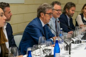 Carole Bouquet, Massimo D’Alema, Andrea Barzagli, Carlo Cracco e l’attrazione per il vino