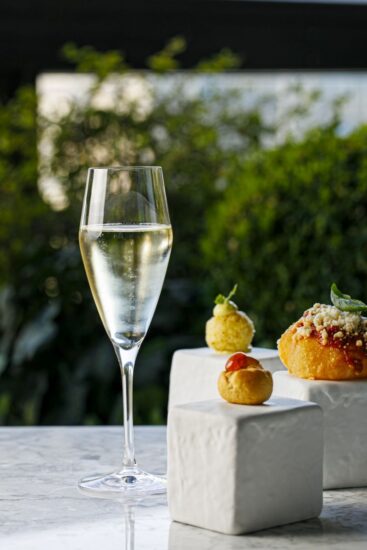 “Bubbles with a view” in Terrazza Gallia, il rooftop dell’Excelsior Hotel Gallia a Milano (ph: Alberto Blasetti)