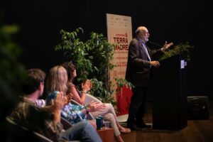 Sostenibilità, spreco di cibo e greenwashing: la lectio magistralis di Carlo Petrini ai giovani