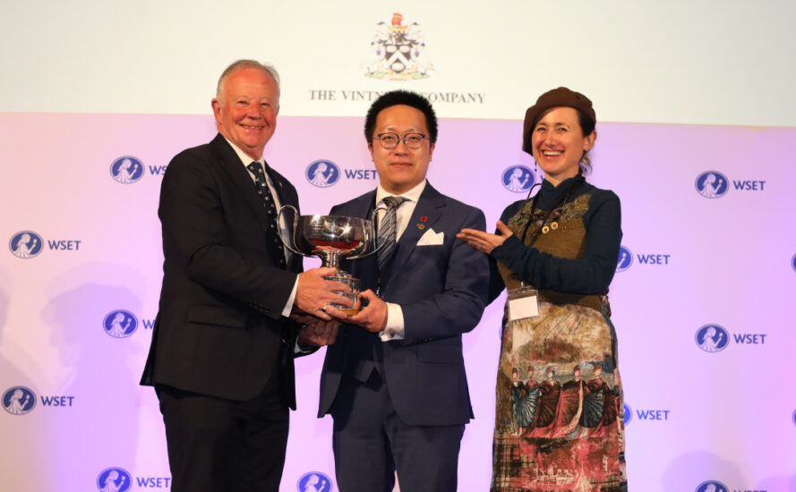 Che Chun Alex Tsui, vincitore della “Vintners’ Cup”, con Laura Catena e Ian Harris