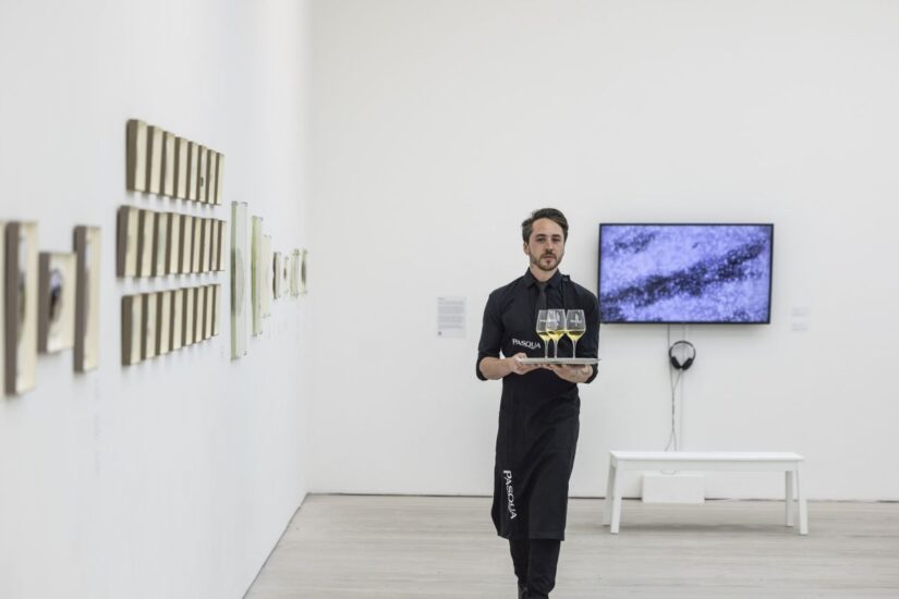 “Metamorphosis”, la mostra supportata da Pasqua Vini alla prestigiosa Saatchi Gallery a Londra