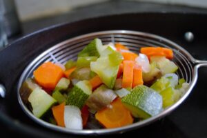 Noia a tavola, per gli italiani le verdure bollite sono il piatto peggiore: la ricerca Deliveroo