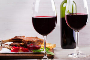 Sì a vino rosso, agnello e formaggio, no al sale: il cibo, per la scienza, contrasta l’Alzheimer