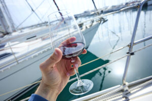 Un brindisi sullo yacht: è sempre più forte il legame tra vino e turismo nautico di lusso 