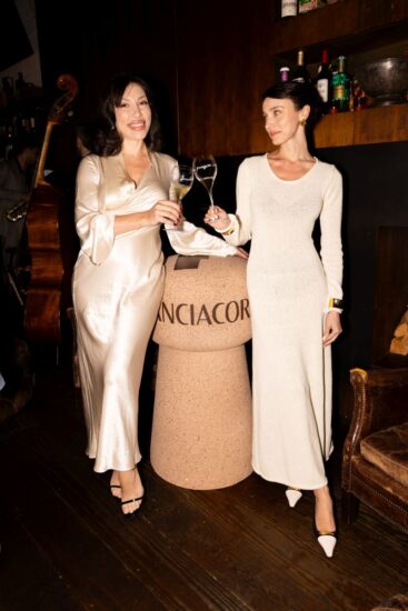 Amina Kadyrova, Mary Leest