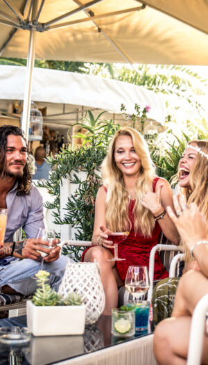 Come cambia l&rsquo;aperitivo, tra accoglienza, cibo e territorio. La spesa media? 15,7 euro a persona