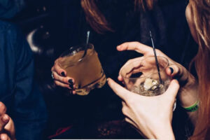 Ghiaccio nel bicchiere, quando può diventare un pericolo per i consumatori Ghiaccio nel bicchiere, quando può diventare un pericolo per i consumatori