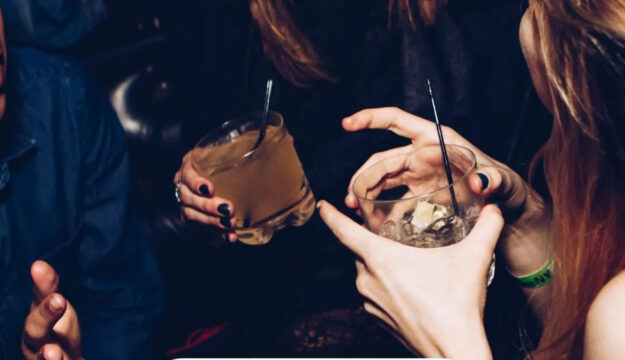 Nel 2025 &egrave; stabile la percentuale di chi ha avuto un comportamento a rischio con l&rsquo;alcol in Italia