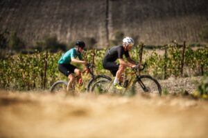 Mangia, bevi, pedala: il Morellino di Scansano, tra natura, vino e sport, punta tutto sul territorio