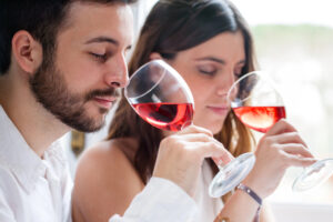 Il vino rosato parla francese, e il mercato mondiale resta stabile nel 2022 tra consumi ed export