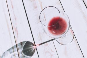 Introdurre un prezzo minimo per unità alcolica, anche per il vino: la proposta al Senato in Francia