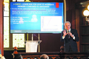 “L’abuso di alcol va combattuto. Ma bere vino moderatamente ha più benefici che non bere affatto”