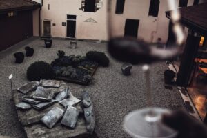 La liaison tra vino & arte, su cui sempre pi&ugrave; cantine investono, evolve nel collezionismo
