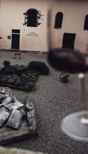 La liaison tra vino & arte, su cui sempre pi&ugrave; cantine investono, evolve nel collezionismo