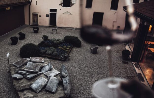Wine & art liaison, on which increasingly more wineries invest, evolves into collecting