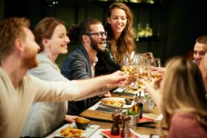 In Italia vince la pizza a cena, in Spagna e Usa si esce a pranzo, nel Golfo trionfa il fast food In Italia vince la pizza a cena, in Spagna e Usa si esce a pranzo, nel Golfo trionfa il fast food