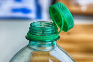 Dal 3 luglio 2024 il “tethered cap” è d’obbligo in Unione Europea per contrastare l’inquinamento