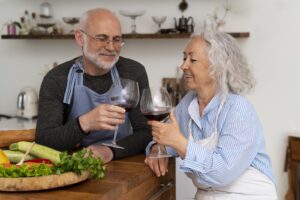 Bere alcolici non aumenta il rischio di cancro o morte negli anziani sani, secondo i ricercatori 