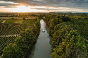 In Francia l’enoturismo viaggia anche in battello: la novità per scoprire vigneti, borghi e cantine