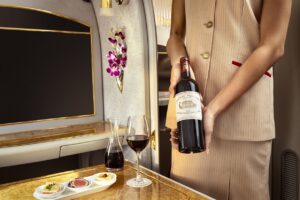 La compagnia aerea Emirates lancia corsi intensivi sul vino per il personale di bordo