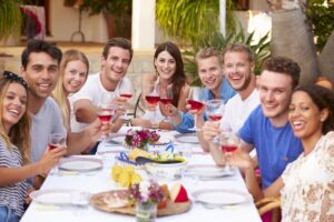 Gli italiani non rinunciano ai riti di Ferragosto, tra tavolate, barbecue e sagre gastronomiche