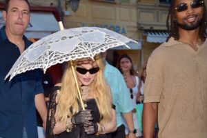 Da Madonna a De Niro, le celebrities si godono (soprattutto) a tavola le loro vacanze nel Belpaese