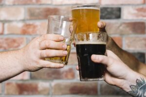 Riducendo la “taglia” dei bicchieri cala il consumo di birra, ma aumenta quello di vino