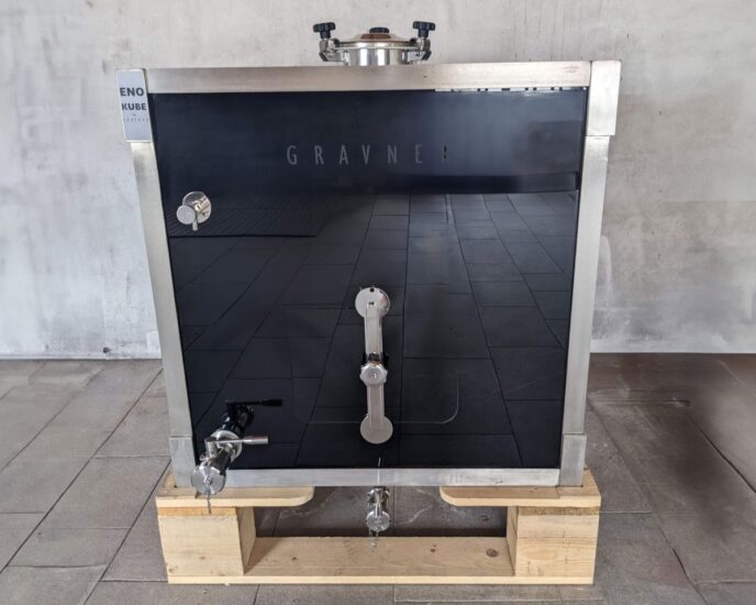 Josko Gravner, dopo l’anfora, sperimenta vetro e acciaio 