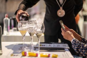 Tra glamour, moda, musica e guide, ad ottobre la “Milano da bere” si prende la scena enoica